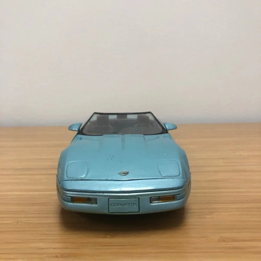 Maisto Chevrolet Corvette C4 Convertible 1/18 Scale Light Blue Diecast Model Car